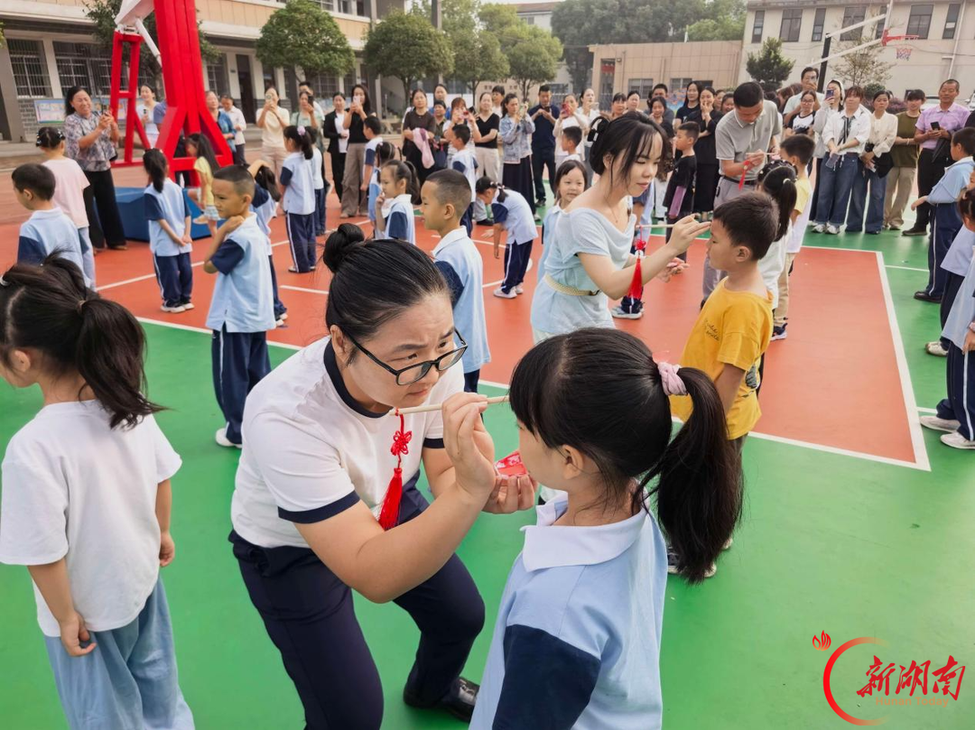 华容县桥东小学举行2026年下学期一年级入学礼活动