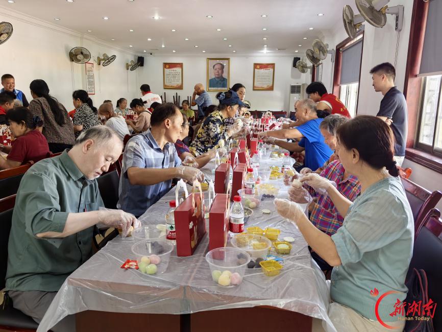 长沙金竹河社区:开展“清风皓月迎中秋,敬老助残践初心”DIY手作月饼主题活动