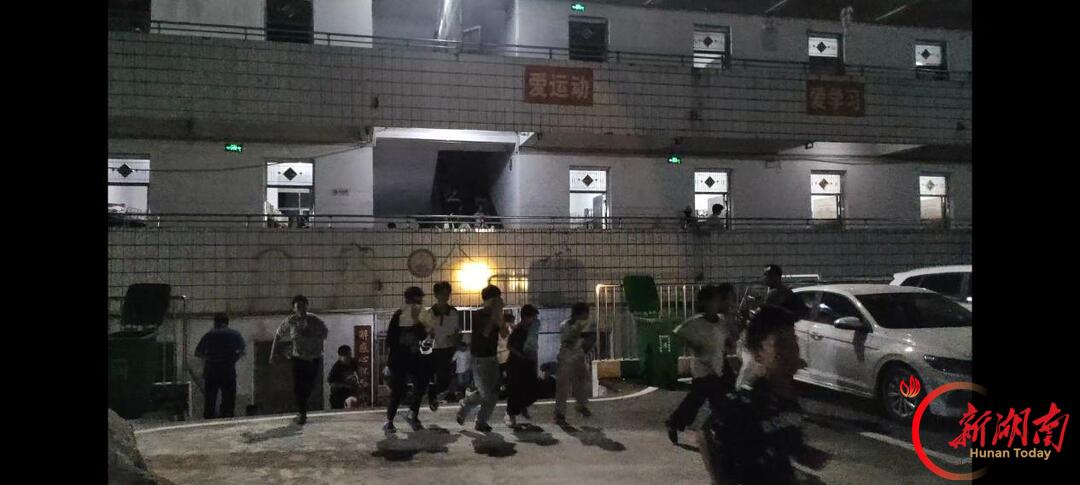 新邵县潭溪镇中学:宿舍应急疏散演练 筑牢校园安全防线