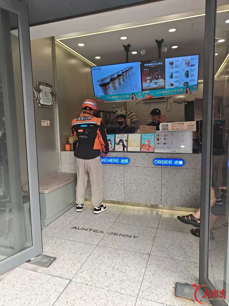“看不见的厨房”亮了