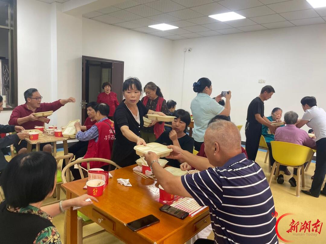 长沙高塘岭社区:岭上中秋烟火盛 “食”光相伴银龄暖