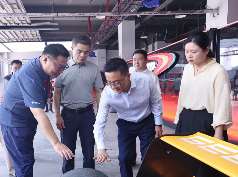 王建球检查假期市场促消费和安全生产等工作