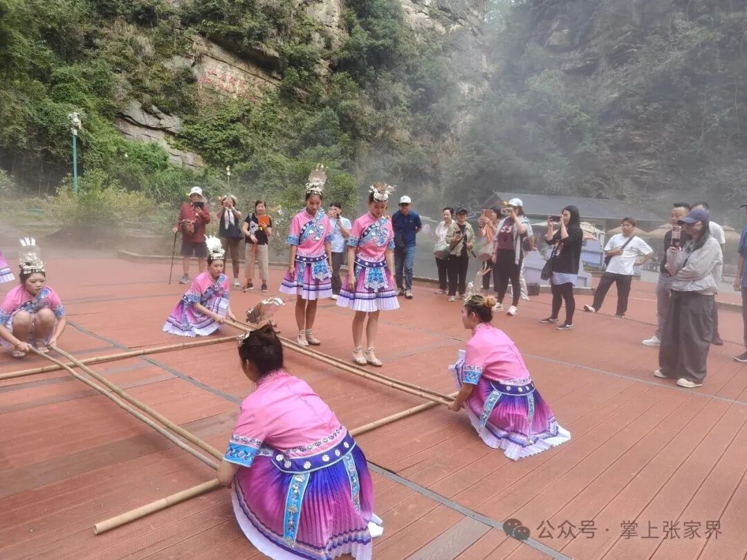 宝峰湖中秋启新趣   游客享土家民俗盛宴