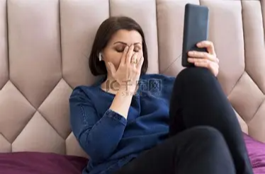 手机“屏幕病”正悄悄透支老年人的身体