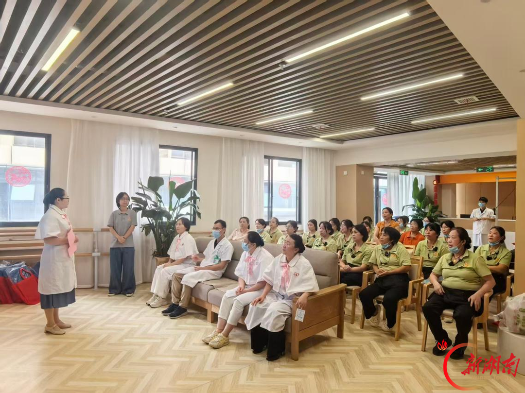 老吾老·心连心，情暖中秋伴夕阳——南华附一走进爱忆家养老院开展中秋助老科普活动