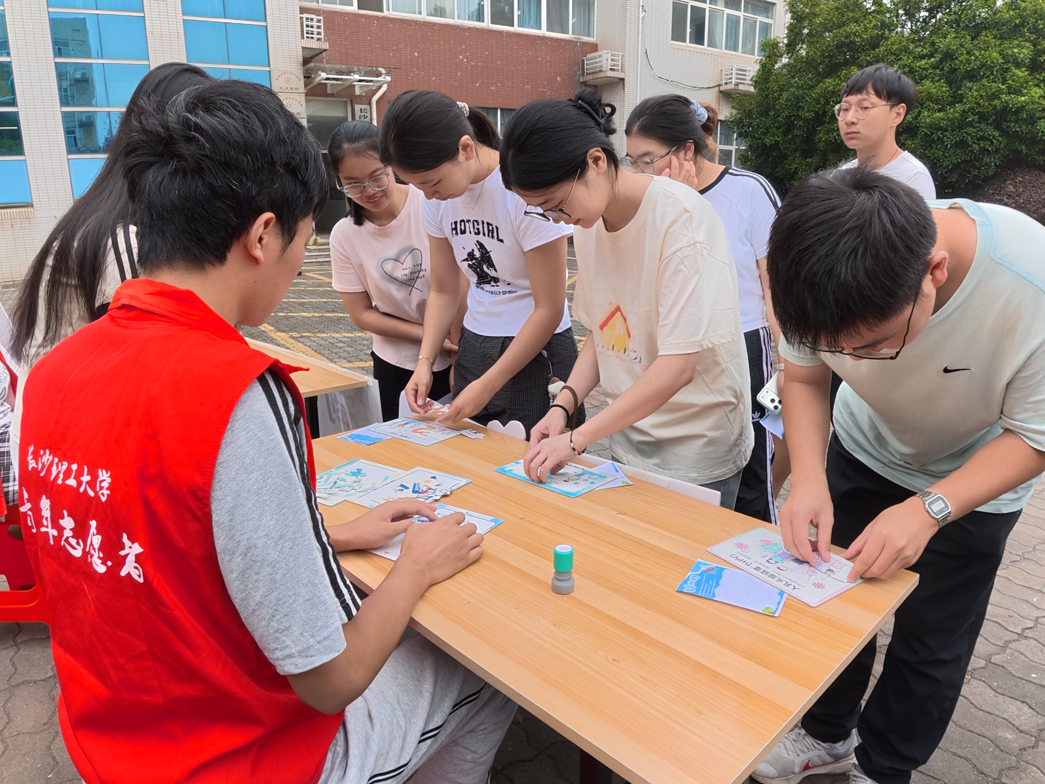 长沙理工大学开展新生“多病共防”健康游园会