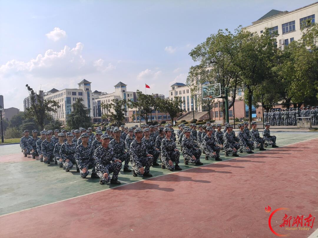 青春正步走丨迷彩砺初心 微光伴新程