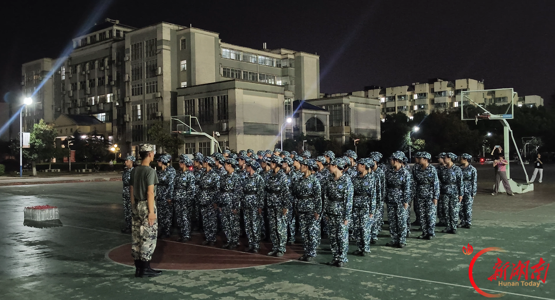 青春正步走|迷彩青春 一路生花 —— 齐白石艺术学院 2026 级新生军训生活纪实