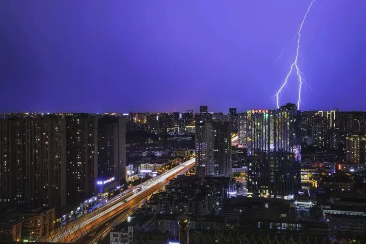 烟火寻常处:几帧街巷,几盏灯火