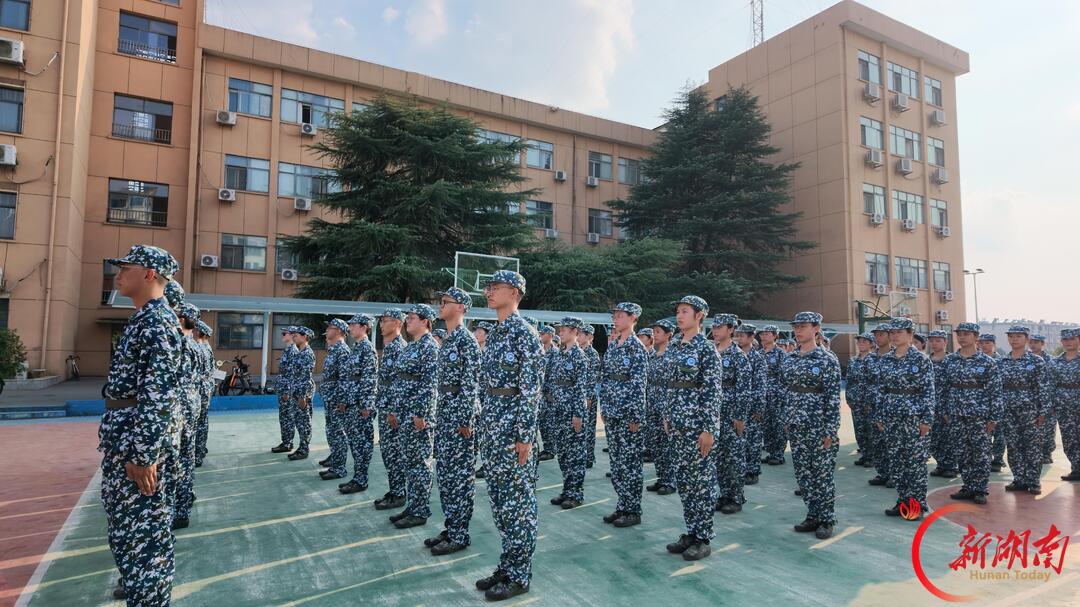 青春正步走|沙场淬少年 艺路启新章 —— 黎锦晖音乐学院军训助班手记