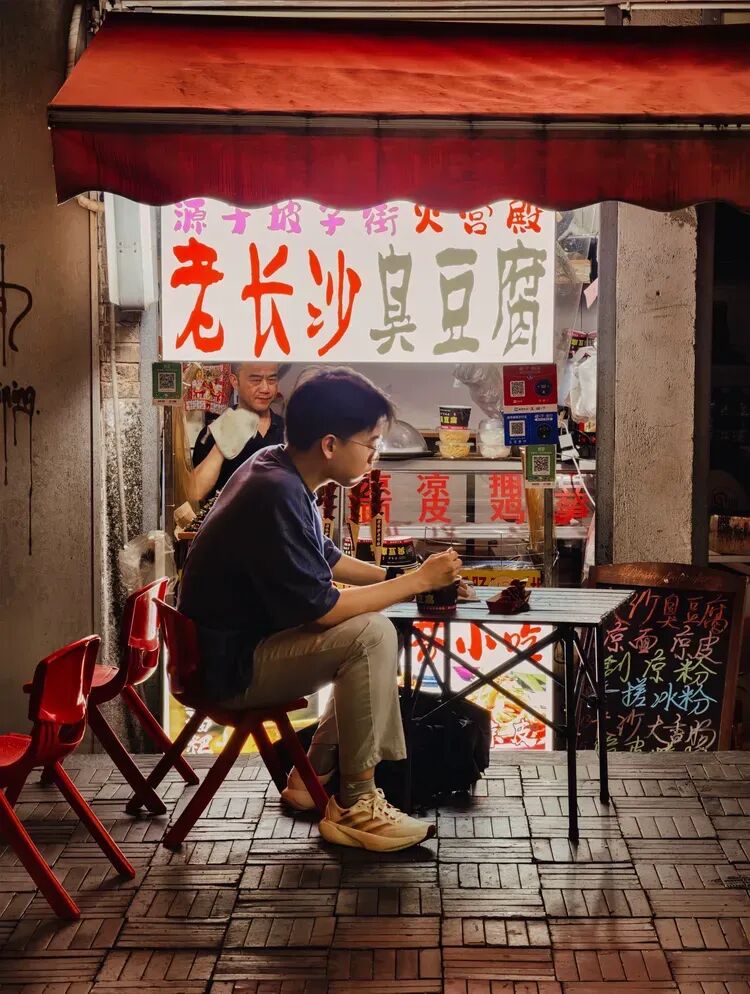 烟火寻常处:几帧街巷,几盏灯火
