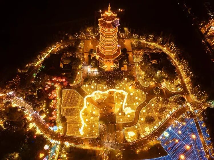 烟火寻常处:几帧街巷,几盏灯火