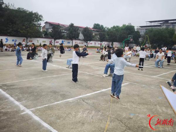 南县厂窖镇中心小学:“绳”采飞扬 我更健康