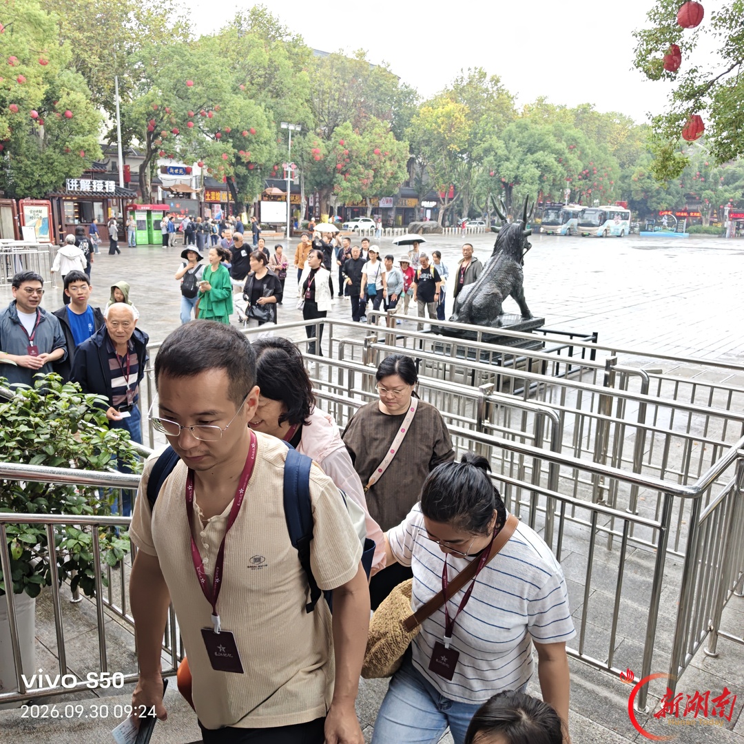长江游轮组团登陆岳阳!国庆 7 天 9 船到港,3000 名中外游客开启旅程