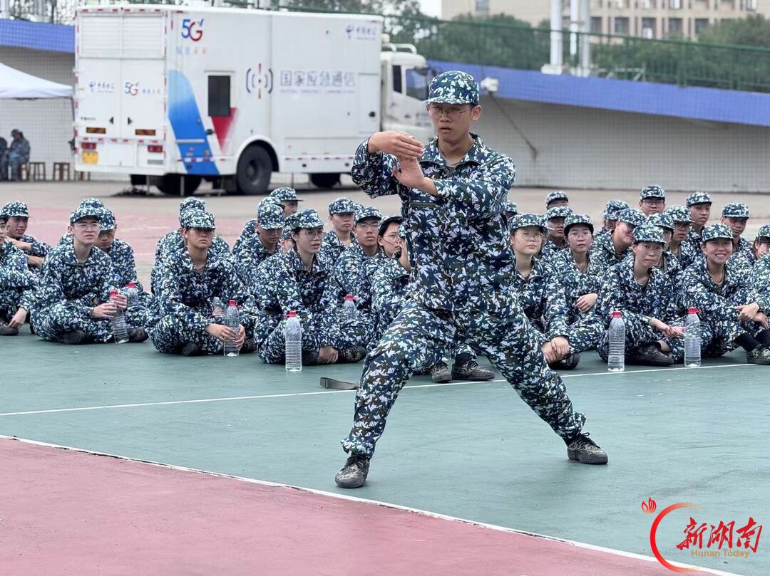 青春正步走丨迷彩添暖意 青春绽异彩