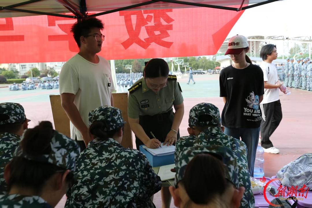 青春正步走丨迷彩砺青春,关怀伴军训