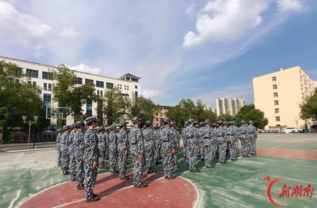 青春正步走丨迷彩砺初心 微光伴新程