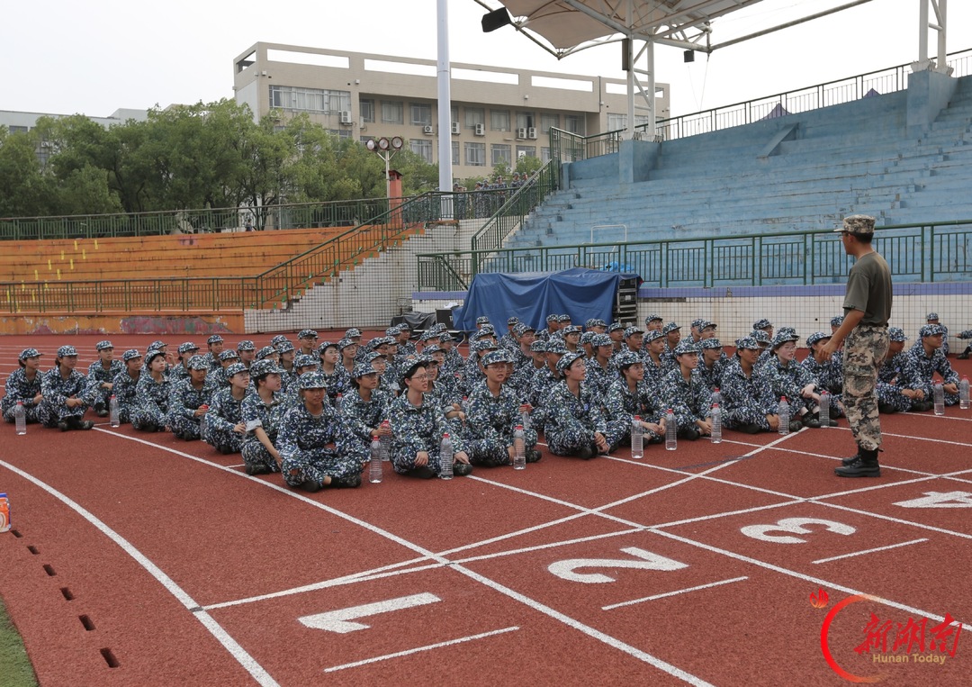 青春正步走丨军训进行时:数院学子青春亮剑