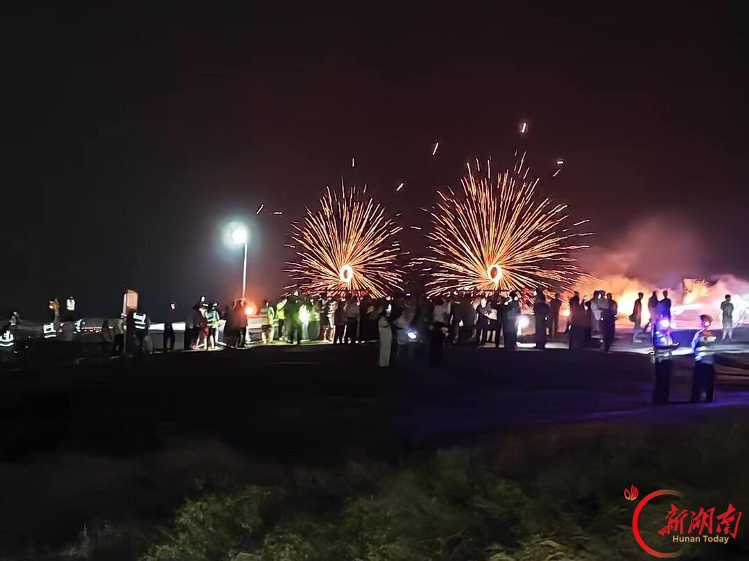 安仁:歌声响彻丹霞山 铁花绽放庆国庆
