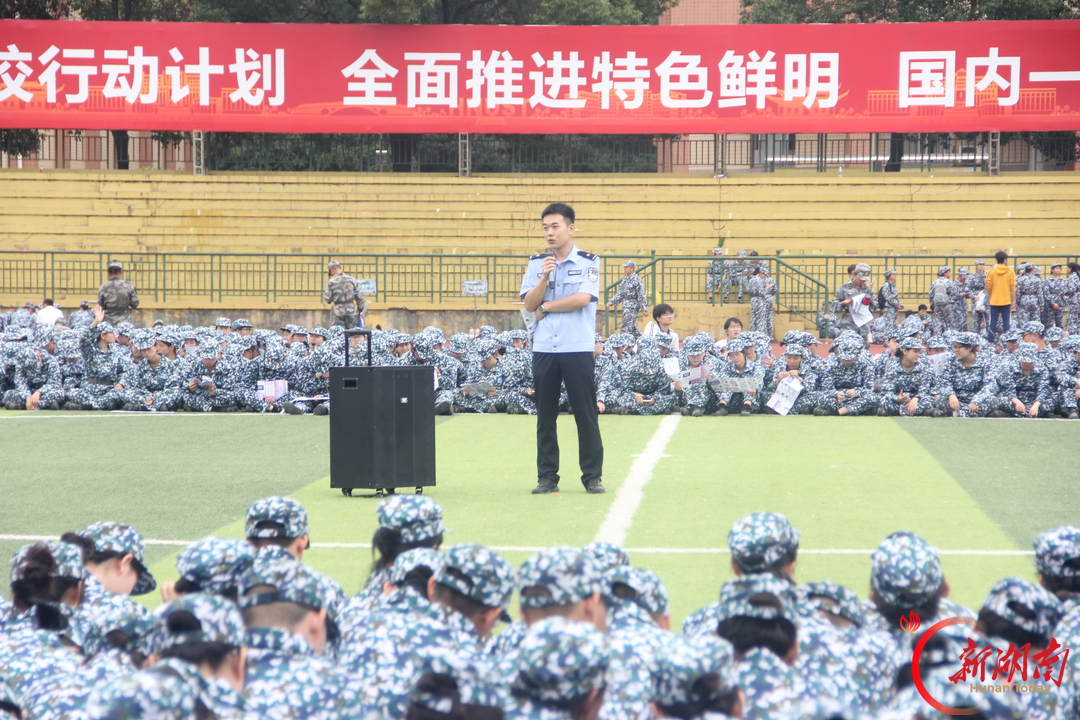 青春正步走丨绿茵军训砺体魄，反诈同行守青春