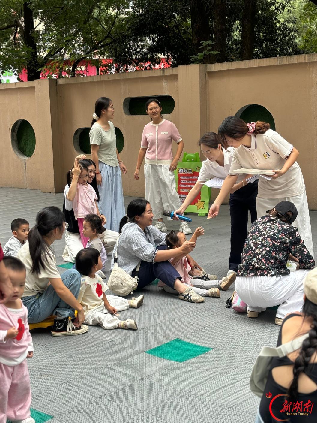 长沙市高桥街道社区卫生服务中心医校联动开展国庆亲子游园会