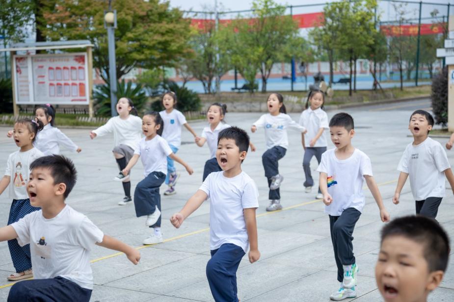 传承红色基因 向国旗敬礼——枫溪小学开展一年级入学常规月展示活动
