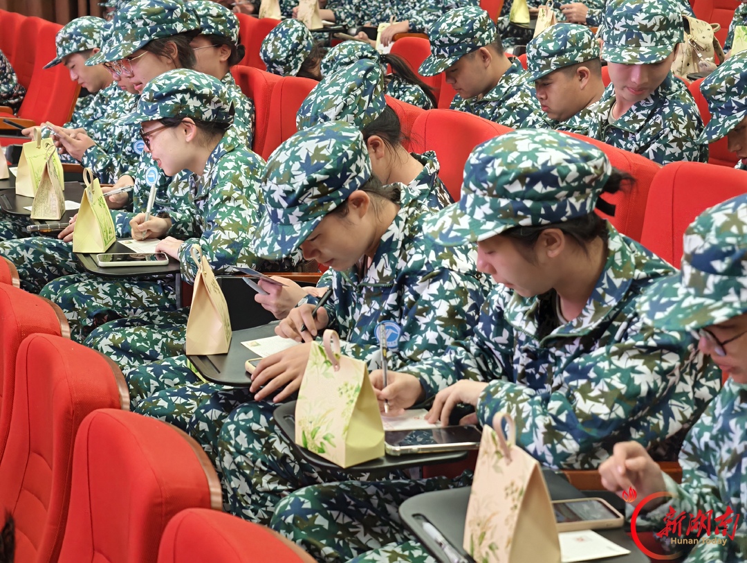 青春正步走|迷彩青春 一路生花 —— 齐白石艺术学院 2026 级新生军训生活纪实