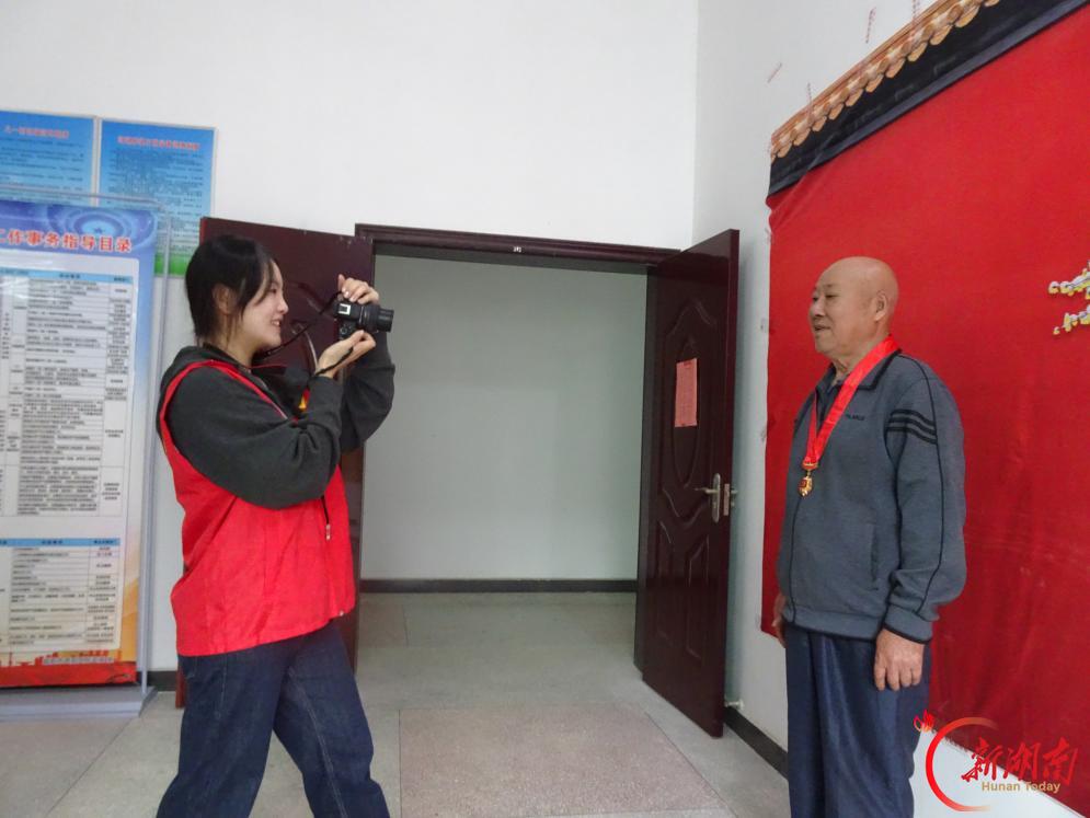 “咔嚓”一声定格幸福——八一村用暖心服务点亮群众生活