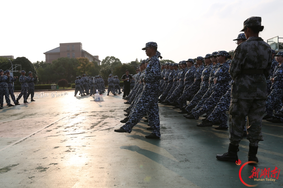 青春正步走丨迷彩映初心,温情暖军训