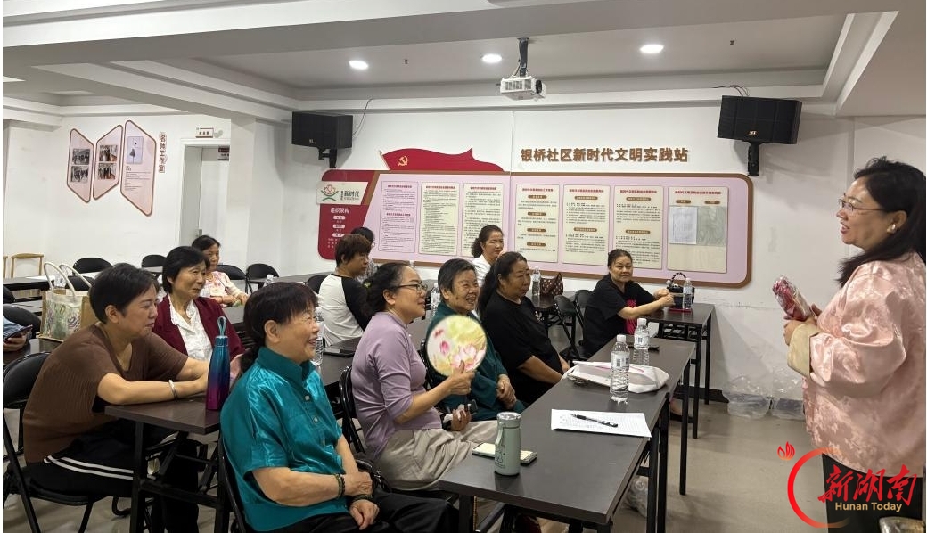 银龄同乐庆华诞 歌声巧手颂祖国
