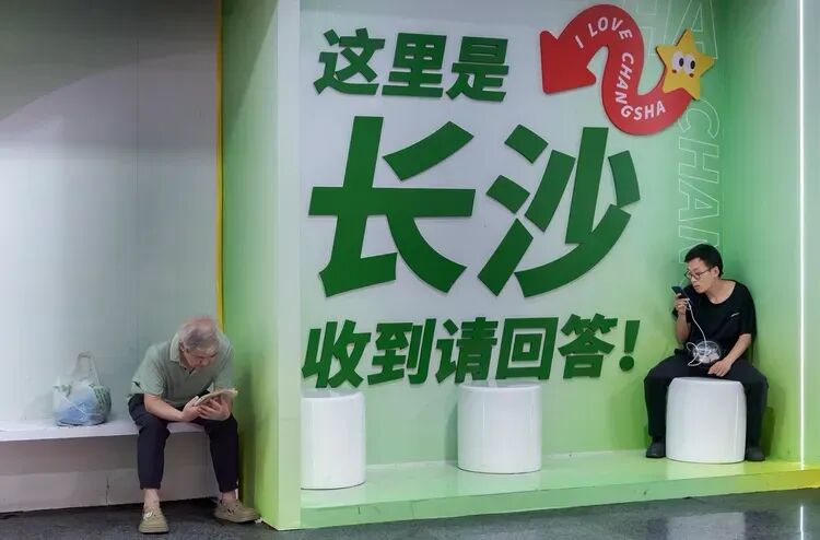 烟火寻常处:几帧街巷,几盏灯火