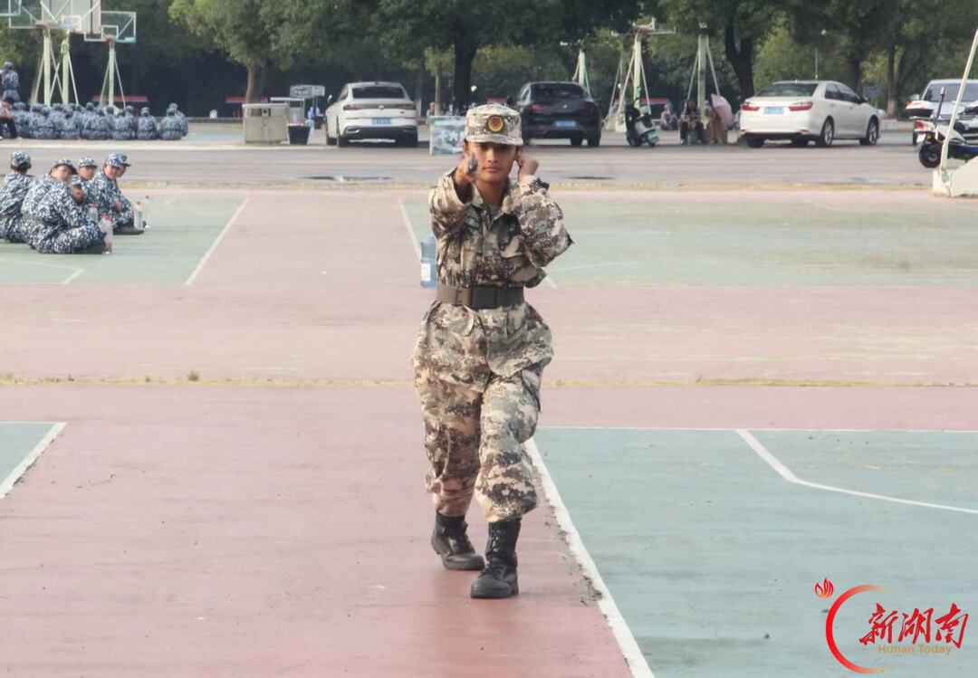 青春正步走丨烈日砺队列,温情伴军训