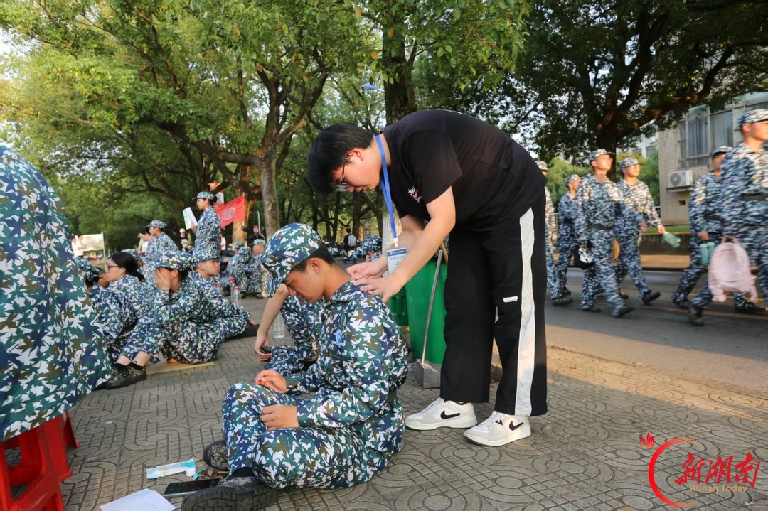 青春正步走丨军训筑梦守温情,暖心护航数统少年