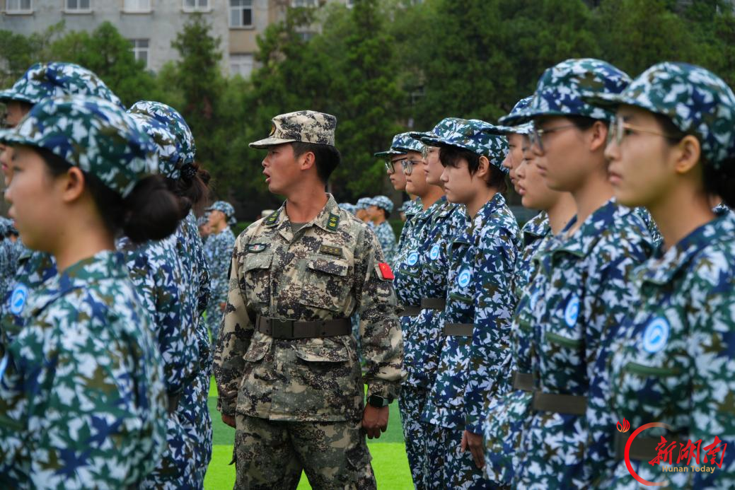 青春正步走丨炎炎烈日砺青涩,躬身尽责显担当