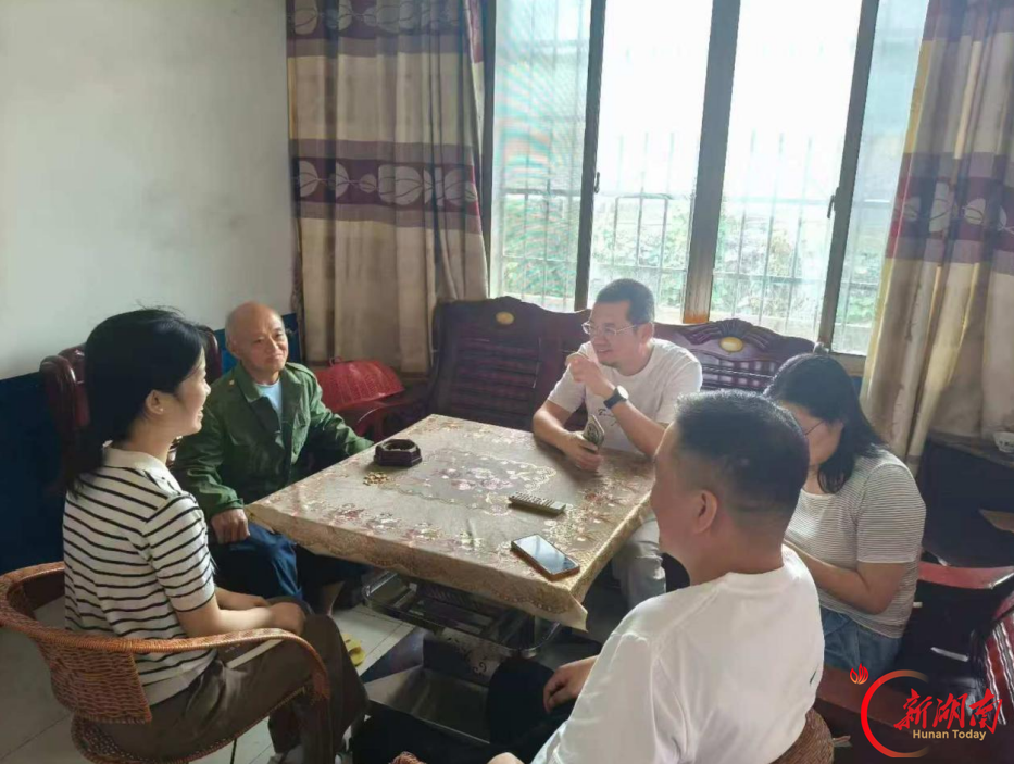 娄星区公路建设养护中心赴南塘村开展中秋慰问