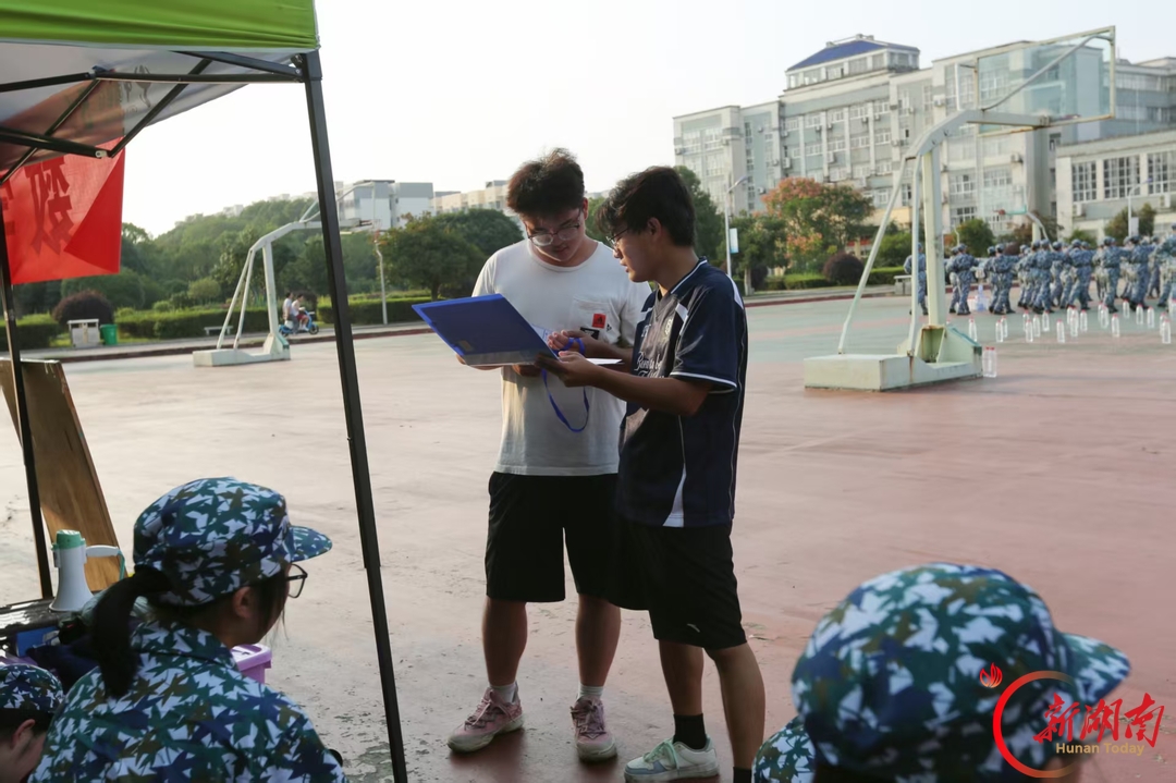 青春正步走丨军训筑梦守温情,暖心护航数统少年