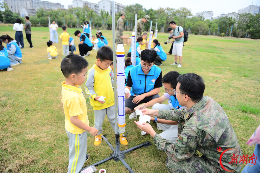 鸡蛋当“航天员”升空!中南大学400余人共上航天科普课