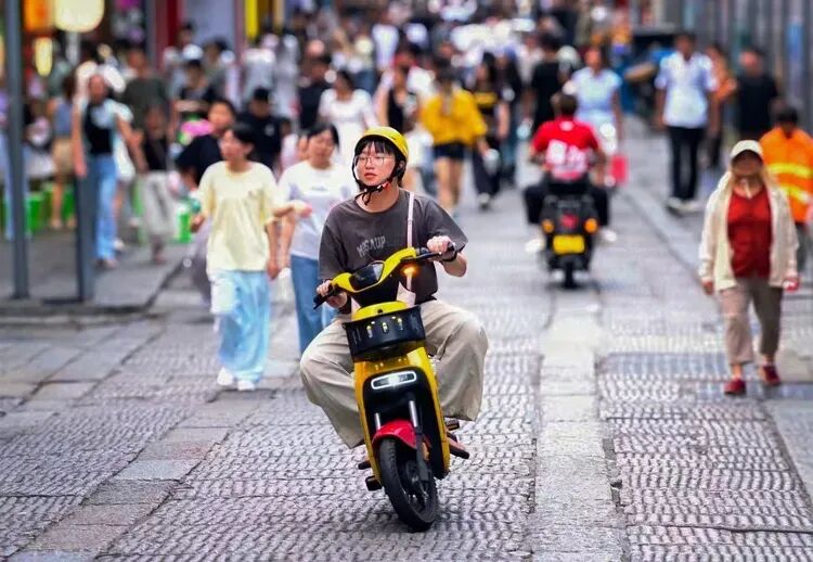 烟火寻常处:几帧街巷,几盏灯火