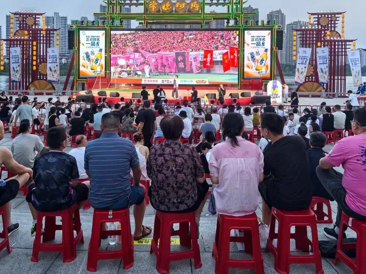 烟火寻常处:几帧街巷,几盏灯火