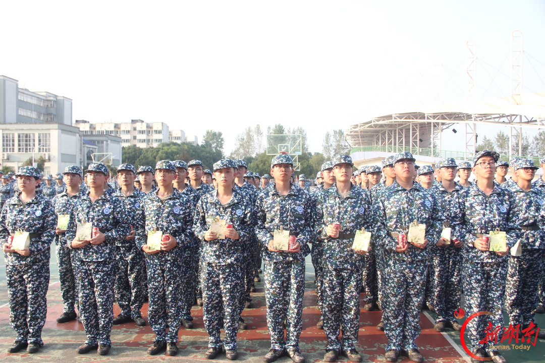 青春正步走丨月圆伴军训，温情暖萌新