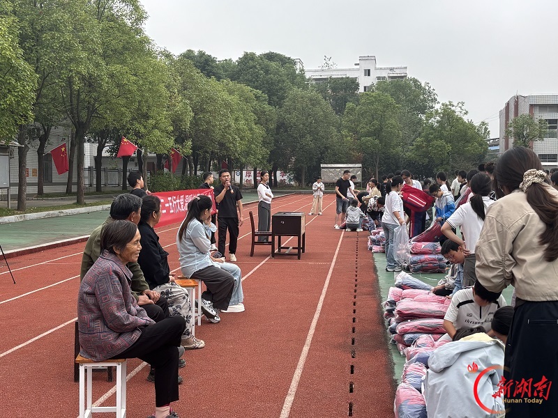 南县北河口中学：公益暖校园，校服护成长