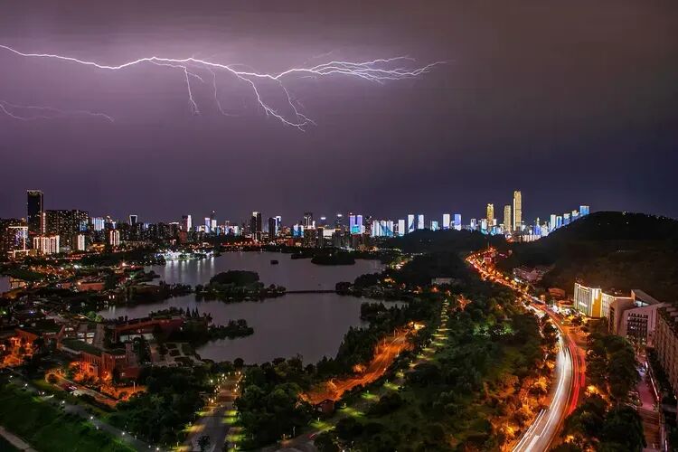 烟火寻常处:几帧街巷,几盏灯火