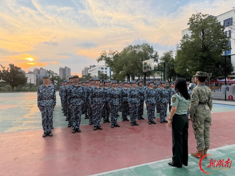 青春正步走丨乐韵伴迷彩,青春启新程