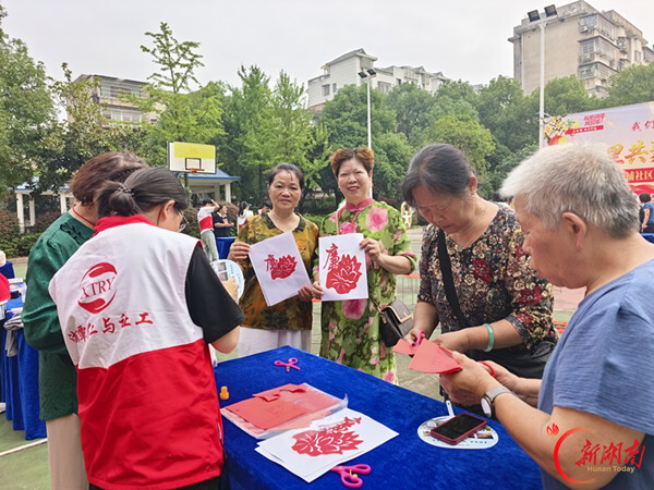 雨湖区许家铺社区:巧手剪"廉"迎国庆 清风正气润万家