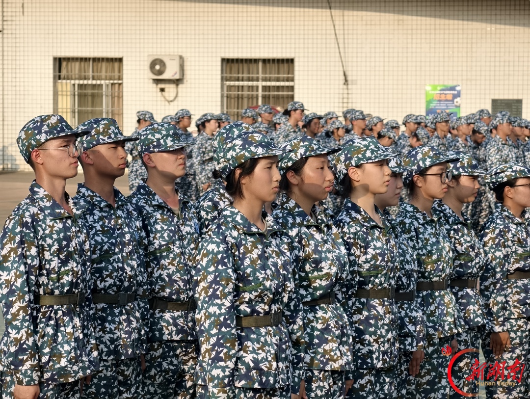 青春正步走|迷彩青春 一路生花 —— 齐白石艺术学院 2026 级新生军训生活纪实
