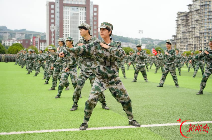 张家界航院举行2026级新生开学典礼暨军训总结表彰大会