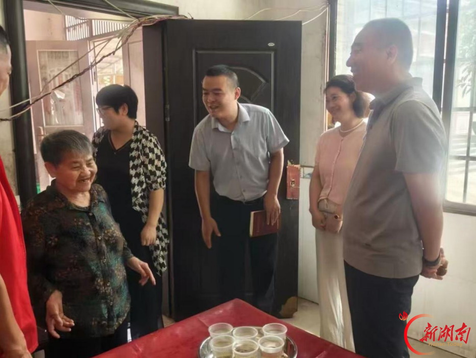 娄星区公路建设养护中心赴南塘村开展中秋慰问