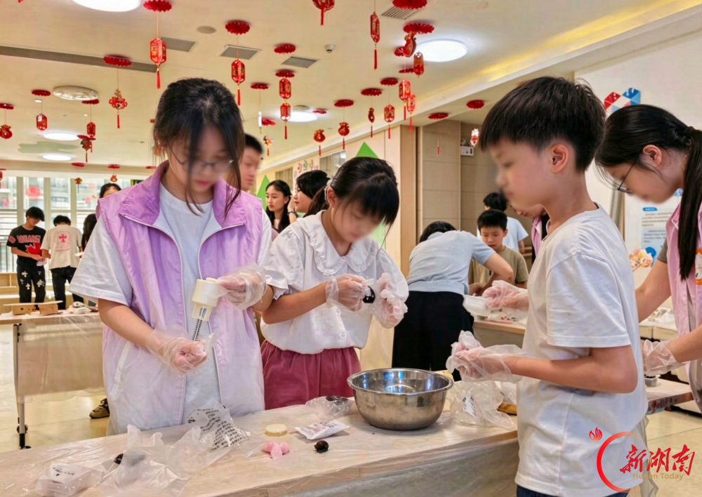 娄底市社会福利院青少年欢度温馨佳节