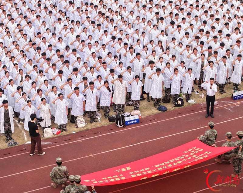 白衣承使命 誓言启新程