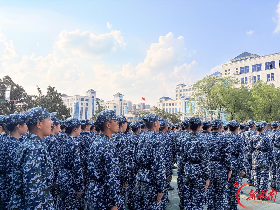 青春正步走丨携清音筑梦,伴迷彩启航